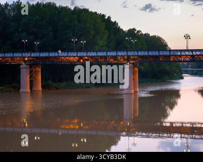 Puente de hierro sobre el río Ebro en Logroño. La Rioja. España Foto Stock