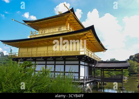 Punto di forza architettonico del Tempio Kinkakuji, conosciuto anche come tempio dell'oro a Kyoto, Giappone, estate 2025 Foto Stock