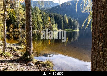 Lago idilliaco Oedensee a Bad Mitterndorf, Stiria, Austria Foto Stock