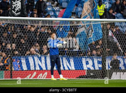 Ibrox Stadium, Glasgow, Regno Unito. 18 ottobre 2025. Scottish Premiership Football, Rangers contro Dundee United; Jack Butland dei Rangers Warms Up Credit: Action Plus Sports/Alamy Live News Foto Stock