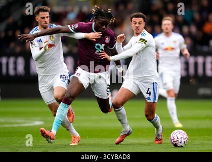 Anton Stach del Leeds United, Lesley Ugochukwu del Burnley e Ethan Ampadu (sinistra-destra) del Leeds United si battono per il pallone durante il match di Premier League a Turf Moor, Burnley. Data foto: Sabato 18 ottobre 2025. Foto Stock