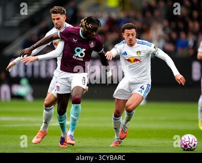 Anton Stach del Leeds United, Lesley Ugochukwu del Burnley e Ethan Ampadu (sinistra-destra) del Leeds United si battono per il pallone durante il match di Premier League a Turf Moor, Burnley. Data foto: Sabato 18 ottobre 2025. Foto Stock