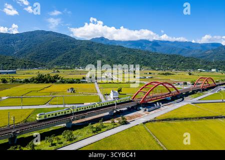 Treno turistico che passa per il ponte di Kecheng vicino alla stazione ferroviaria di Yuli a Hualien, Taiwan Foto Stock