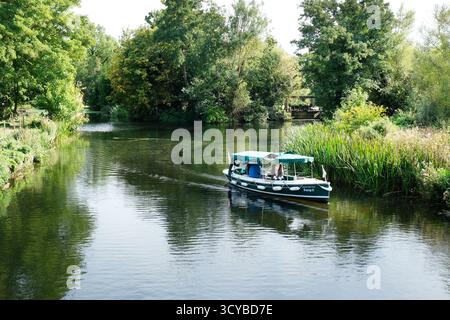 Barca da diporto sul fiume Stour nel cuore di Constable Country, Flatford, Dedham vale, Suffolk, Regno Unito - John Gollop Foto Stock
