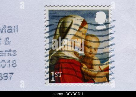 Francobollo di Natale di prima classe con madonna e bambino su una busta bianca - francobollo di prima classe Foto Stock