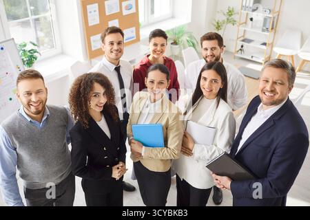 Ritratto di gruppo del team Happy Business che lavora insieme Foto Stock