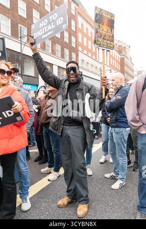 Londra, Regno Unito. 18 ottobre 2025. Manifestanti che si oppongono all'introduzione della marcia dell'ID digitale attraverso il centro di Londra REGNO UNITO, Londra: 18/10/2025 Credit: Denise Laura Baker/Alamy Live News Foto Stock