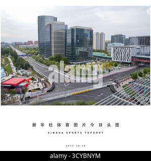 Pechino, Cina. 18 ottobre 2025. Le vetture sono state viste durante la sessione di qualificazione del GT World Challenge Asia al Beijing Street Circuit di Pechino nell'area di sviluppo economico-tecnologico (e-Town) di Pechino, Cina, 18 ottobre 2025. Crediti: Ju Huanzong/Xinhua/Alamy Live News Foto Stock