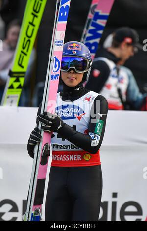 Eferding, Austria. 18 ottobre 2025. EFERDING, AUSTRIA - 18 OTTOBRE: Yukiya Sato del Giappone gareggia durante la HS 90 femminile alla Viessmann FIS Ski Jumping World Cup Hinzenbach a energie AG Skisprungarena il 18 ottobre 2025 a Eferding, Austria 251018 SEPA 24 109 - 20251018 PD6714 credito: APA-PictureDesk/Alamy Live News Foto Stock