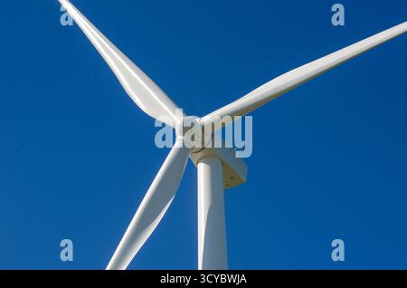 Primo piano della turbina eolica contro Blue Sky per un'energia pulita e sostenibile Foto Stock