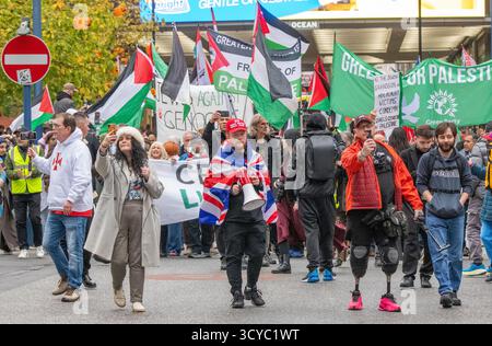 Manchester, Regno Unito. 18 ottobre 2025. Contro dimostranti, vlogger e streamer davanti ai manifestanti. marcia pro- Palestina nel centro di Manchester. Nonostante il cessate il fuoco nel conflitto le proteste continuarono a Manchester. Centinaia di manifestanti si sono riuniti nei giardini di Piccadilly prima di marciare attraverso il centro della città. Più di venti contro manifestanti, molti con telecamere per vlogging e live streaming, hanno camminato di fronte alla protesta gridando pro Israele e canti anti palestinesi. Manchester Regno Unito . Foto: Garyrobertsphotography/SOPA Images Credit: GaryRobertsphotography/Alamy Live News Foto Stock
