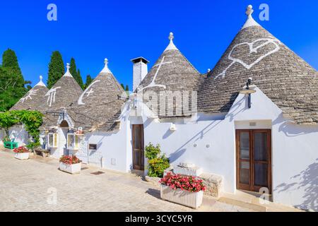 Alberobello, Italia. Case tradizionali a trulli ad Alberobello, provincia di Bari, Puglia. Foto Stock