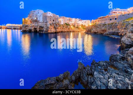 Polignano a Mare città vecchia all'ora blu, regione Puglia, Italia, Europa. Foto Stock