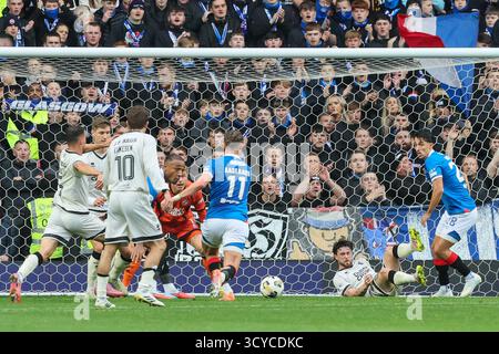Glasgow, Regno Unito. 18 ottobre 2025. I Rangers FC hanno giocato con il Dundee United FC all'Ibrox Stadium di Glasgow in una partita di Scottish Premiership. Il punteggio finale è stato Rangers 2 - 2 Dundee United. Thelo Aasgaard (R11) tenta di segnare per la palla viene deviato. Crediti: Findlay/Alamy Live News Foto Stock
