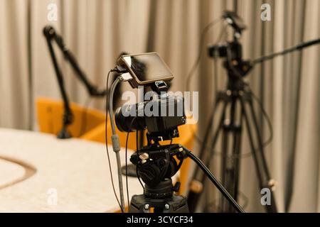 Fotocamere da studio microfoni dispositivi di registrazione podcast preparati per la sessione di creazione di contenuti con attrezzature professionali, tra cui cavalletti bracci portamicrofono Foto Stock