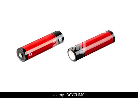 Due batterie ricaricabili rosse e nere con simboli positivi e negativi chiari sono isolate su sfondo bianco. Foto Stock