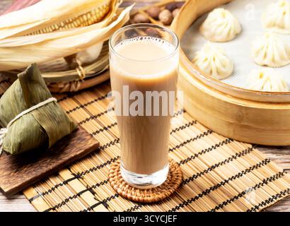 Tè al latte freddo servito in vetro isolato sul tappeto con vista laterale della bevanda rinfrescante di taiwan Foto Stock