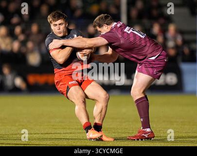 Theo Dan dei Saracens (a sinistra) viene placcato da James Harper dei sale Sharks durante il Gallagher PREM match allo Stonex Stadium di Londra. Data foto: Sabato 18 ottobre 2025. Foto Stock