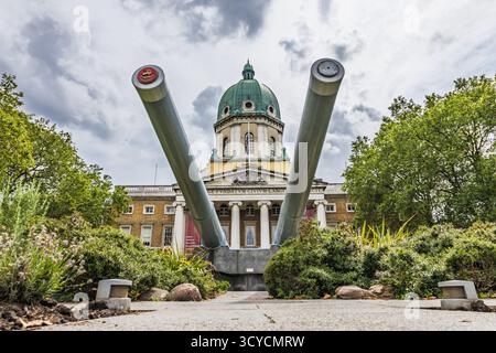 Facciata dell'Imperial War Museum di Londra con due cannoni navali Foto Stock