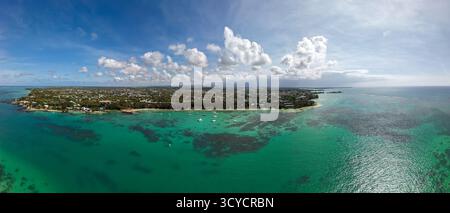 Lo splendore costiero delle Mauritius settentrionali: Un ampio panorama aereo che mostra un vivace tratto di costa con una terra verdeggiante e spiagge incontaminate Foto Stock