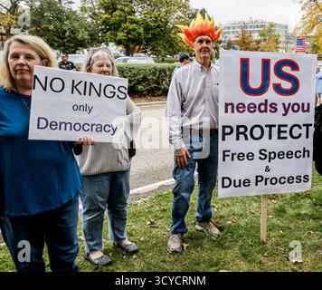 Highland Park, Stati Uniti. 18 ottobre 2025. La gente tiene dei cartelli per una manifestazione No Kings a Highland Park, Illinois, sabato 18 ottobre 2025. La protesta e la manifestazione fanno parte di un movimento nazionale No Kings contro le politiche dell'amministrazione Trump, con proteste e manifestazioni che si tengono nelle citazioni che attraversano gli Stati Uniti. Immigrazione e dogane. Foto di Tannen Maury/UPI credito: UPI/Alamy Live News Foto Stock