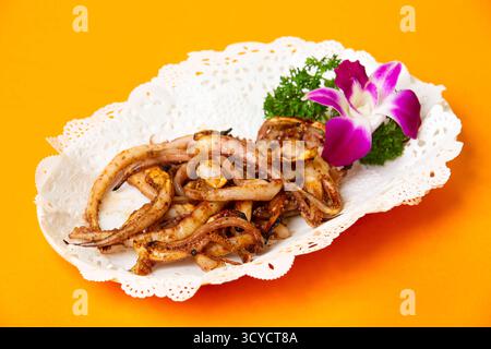 Stuzzichini di liquido alla griglia serviti in piatto isolato su sfondo arancione vista laterale del cibo di hong kong Foto Stock