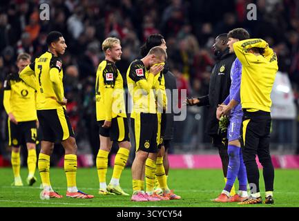 Monaco, Germania. 18 ottobre 2025. Calcio: Bundesliga, Bayern Monaco - Borussia Dortmund, Matchday 7, Allianz Arena, Dortmund i giocatori reagiscono dopo la sconfitta. NOTA IMPORTANTE: In conformità con le normative della DFL German Football League e della DFB German Football Association, è vietato utilizzare o far utilizzare fotografie scattate nello stadio e/o della partita sotto forma di immagini sequenziali e/o serie di foto video. Crediti: Sven Hoppe/dpa/Alamy Live News Foto Stock