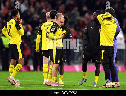 Monaco, Germania. 18 ottobre 2025. Calcio: Bundesliga, Bayern Monaco - Borussia Dortmund, Matchday 7, Allianz Arena, Dortmund i giocatori reagiscono dopo la sconfitta. NOTA IMPORTANTE: In conformità con le normative della DFL German Football League e della DFB German Football Association, è vietato utilizzare o far utilizzare fotografie scattate nello stadio e/o della partita sotto forma di immagini sequenziali e/o serie di foto video. Crediti: Sven Hoppe/dpa/Alamy Live News Foto Stock