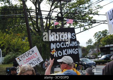 Rutherford, New Jersey, USA - 18 ottobre 2025: No Kings Protestation, Sunset Park a Rutherford, New Jersey Questa è stata una delle tante proteste che hanno avuto luogo a livello nazionale. Foto Stock