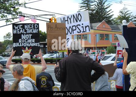Rutherford, New Jersey, USA - 18 ottobre 2025: No Kings Protestation, Sunset Park a Rutherford, New Jersey Questa è stata una delle tante proteste che hanno avuto luogo a livello nazionale. Foto Stock