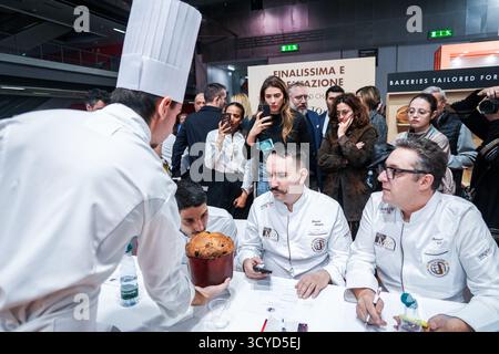 Milano, Italia. 18 ottobre 2025. RHO (MILANO) - la cerimonia del Campionato del mondo Panettone si è tenuta presso host 2025 a Rho Fieramilano. 18 ottobre credito: Agenzia fotografica indipendente/Alamy Live News Foto Stock