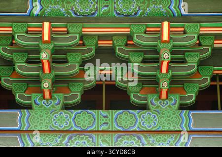 Vivace architettura coreana tradizionale con motivi intricati Foto Stock