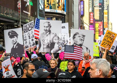 New York, Stati Uniti. 18 ottobre 2025. I manifestanti marciano attraverso la 7th Avenue nel centro di Manhattan durante la giornata nazionale "No Kings" di proteste contro il presidente degli Stati Uniti Donald Trump. Crediti: Enrique Shore/Alamy Live News Foto Stock
