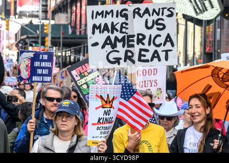 New York, Stati Uniti. 18 ottobre 2025. I manifestanti marciano attraverso la 7th Avenue nel centro di Manhattan durante la giornata nazionale "No Kings" di proteste contro il presidente degli Stati Uniti Donald Trump. Crediti: Enrique Shore/Alamy Live News Foto Stock