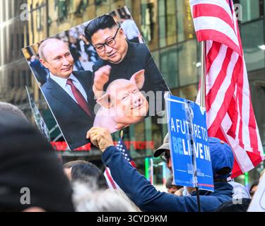 New York, Stati Uniti. 18 ottobre 2025. I manifestanti marciano attraverso la 7th Avenue nel centro di Manhattan durante la protesta "No Kings" contro il presidente degli Stati Uniti Donald Trump. Crediti: Enrique Shore/Alamy Live News Foto Stock