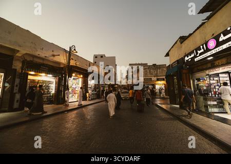Jeddah, Arabia Saudita 2 maggio 2025: Architettura tradizionale della vecchia città di Jeddah, il quartiere di El Balad ospita - sito patrimonio dell'UNESCO, sito turistico e patrimonio dell'umanità Foto Stock