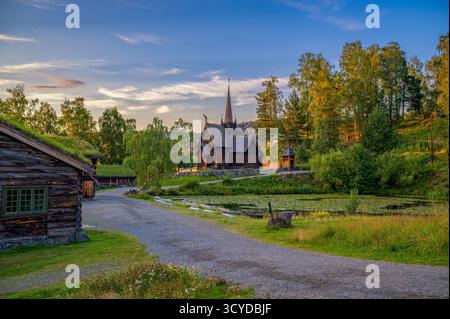 Chiesa di Garmo Stave e villaggio storico a Lillehammer, Norvegia, vista al tramonto Foto Stock