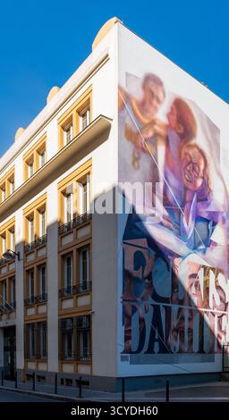 Parigi, Francia - 10 11 2025 : Street art su un edificio nel 13° arrondissement di Parigi Foto Stock