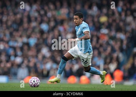 Savinho del Manchester City rompe con il pallone durante la partita di Premier League Manchester City vs Everton all'Etihad Stadium, Manchester, Regno Unito, 18 ottobre 2025 (foto di Mark Cosgrove/News Images) Foto Stock