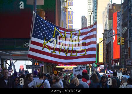 New York, New York, USA, 18 ottobre 2025. Persone che partecipano alle manifestazioni nazionali "No Kings” contro le politiche autoritarie di Donald Trump e la corruzione nella sua amministrazione. Foto di Christopher Penler. Foto Stock