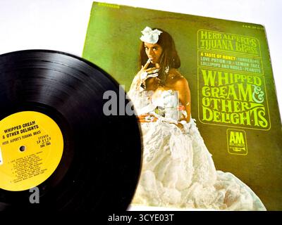 Album in vinile di Whipped Cream & Other Delights di Tijuana Brass di Herb Alpert, con l'iconico design della copertina della A&M Records del 1965. Foto Stock