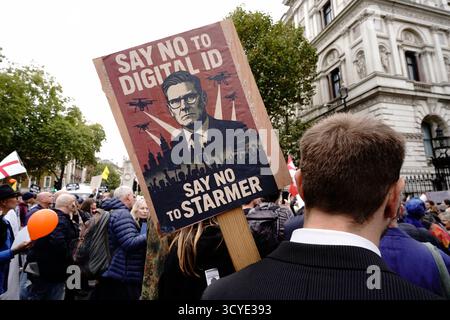 Londra, Regno Unito. 18 ottobre 2025. Una dimostrazione è in corso fuori Downing Street, organizzata da StandUpX, contro il progetto di identificazione digitale proposto dal governo britannico. La manifestazione vede le persone riunite questo pomeriggio per chiedere il rifiuto di quelle che considerano misure di “sorveglianza” intrusive, chiedendo che le carte d’identità digitali non diventino obbligatorie. La protesta arriva in mezzo a un crescente dibattito a Westminster su una cosiddetta proposta “BritCard” e preoccupazioni sulle libertà civili e la privacy. (Foto di Joao Daniel Pereira/Sipa USA) credito: SIPA USA/Alamy Live News Foto Stock