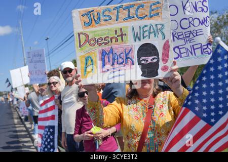 North Charleston, Stati Uniti d'America. 18 ottobre 2025. Le persone hanno segni di protesta che denunciano il presidente degli Stati Uniti Donald Trump durante il rally "No Kings" lungo una strada trafficata, il 18 ottobre 2025 a North Charleston, South Carolina. Una folla stimata di 1500 persone manifesta pacificamente per mostrare la loro opposizione alle politiche autoritarie di Trump. Crediti: Richard Ellis/Richard Ellis/Alamy Live News Foto Stock