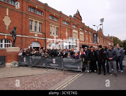 Londra, Regno Unito. 18 ottobre 2025. Tifosi prima della partita Fulham vs Arsenal Premier League al Craven Cottage, Londra. Il credito per immagini dovrebbe essere: David Klein/Sportimage Credit: Sportimage Ltd/Alamy Live News Foto Stock