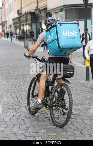 Autista di Wolt in bicicletta a Praga Foto Stock