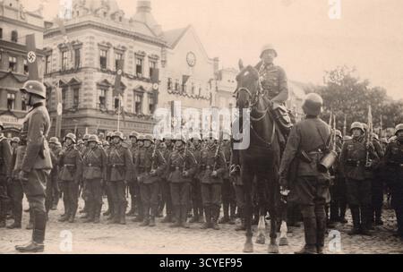 Sudetenland c1938-primi anni '1940, parata militare tedesca con striscioni di svastica (Leitmeritz? / città non identificata). fotografo non identificato Foto Stock