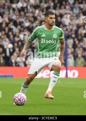 Brighton, Regno Unito. 18 ottobre 2025. Brighton, Inghilterra, 18 ottobre 2025: Bruno Guimaraes del Newcastle United durante la partita di Premier League tra Brighton e Newcastle all'American Express/Amex Stadium. (Foto di David Horton/Sports Press Photo) credito: SPP Sport Press Photo. /Alamy Live News Foto Stock