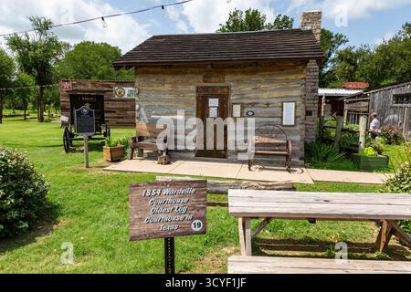 L'originale tribunale della contea di Johnson del XIX secolo si trova ora come parte del Chisholm Trail Outdoor Museum vicino a Cleburne, Texas, Stati Uniti. Foto Stock