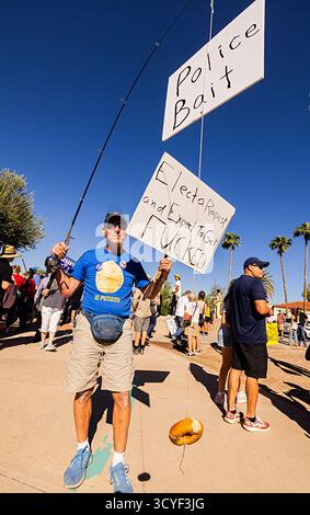 I manifestanti hanno i segni “No Kings” durante una manifestazione politica nel centro di Tucson, Arizona, il 18 ottobre 2025. Foto Stock