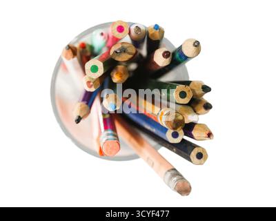 Le matite colorate, o matite colorate, sono un mezzo artistico realizzato con una varietà di piombo colorato racchiuso in un piccolo bastoncino cilindrico in legno. Penci colorati Foto Stock